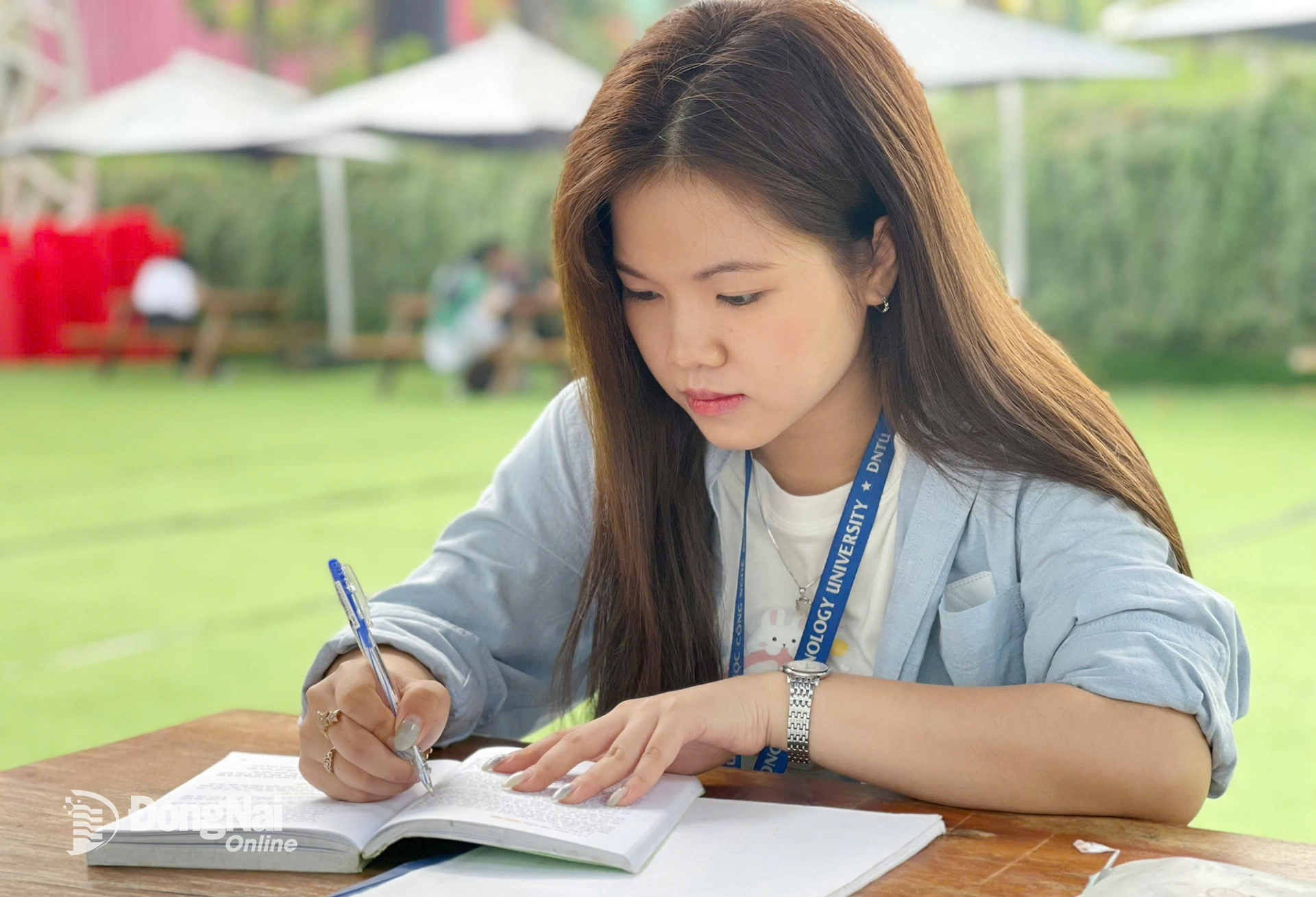 Sinh vi&ecirc;n Phạm Nguyễn H&agrave; Vy tự học tại trường. Ảnh: Nga Sơn