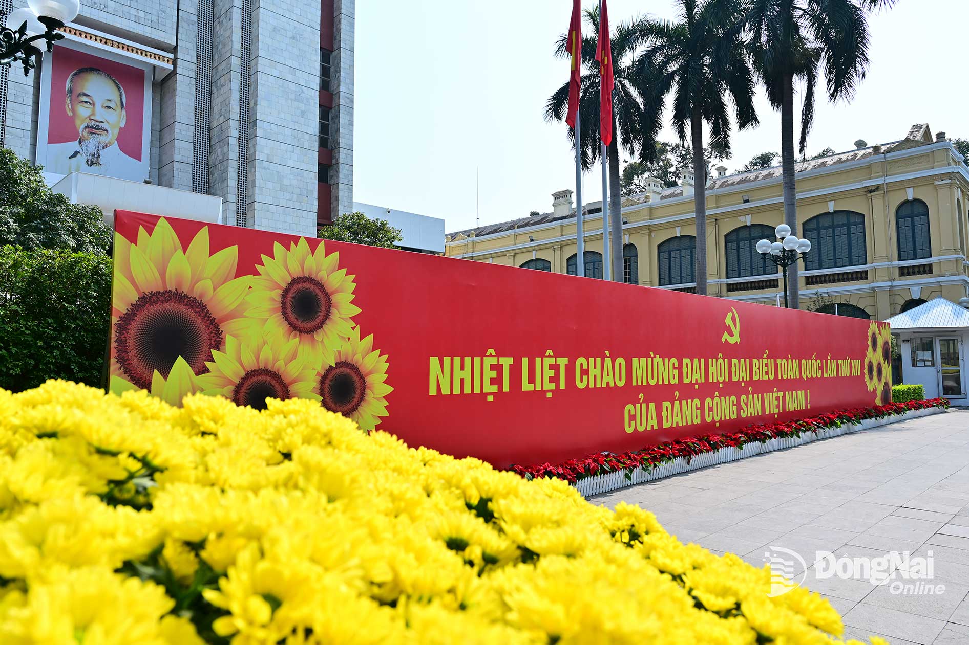 Trước trụ sở UBND th&agrave;nh phố H&agrave; Nội được trang ho&agrave;ng hoa v&agrave; khẩu hiệu ch&agrave;o mừng Đại hội XIV.&nbsp;Ảnh: C&ocirc;ng Nghĩa  