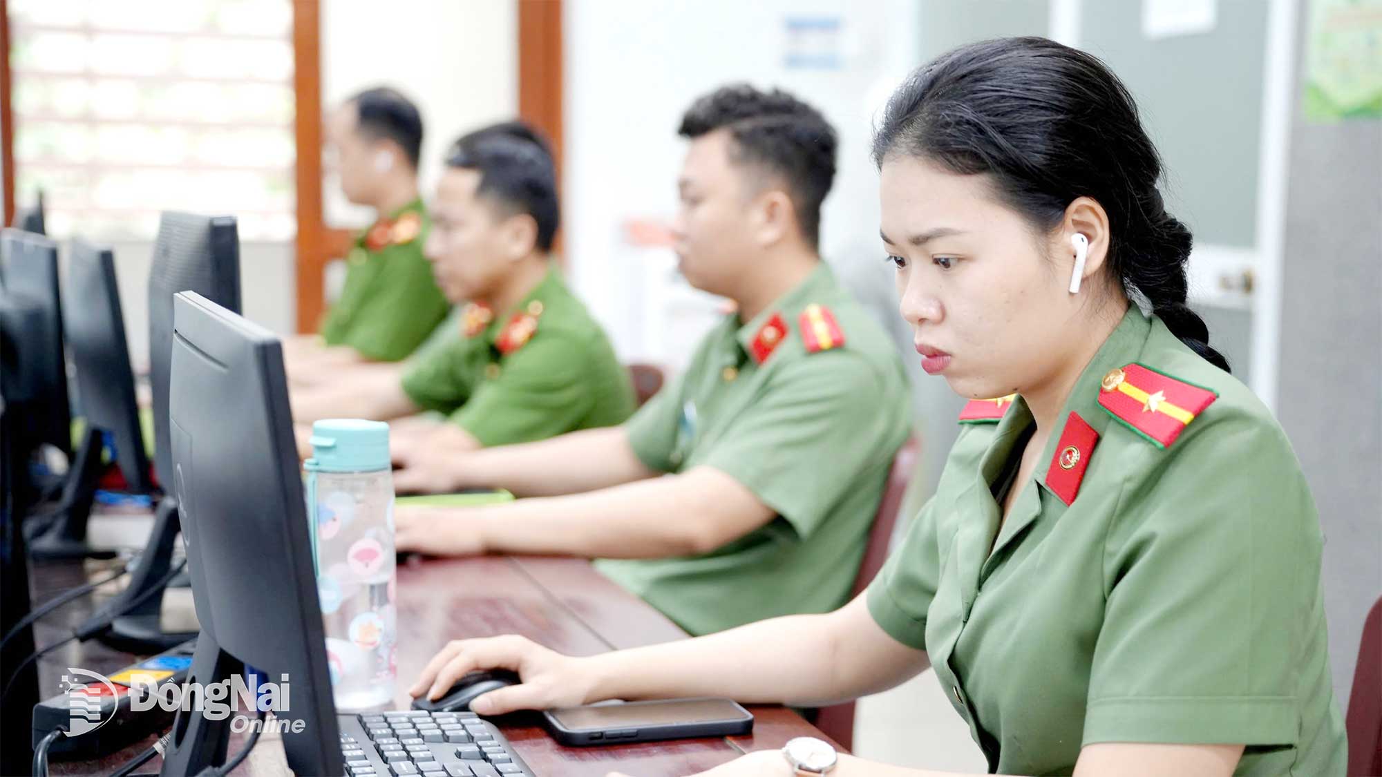 Các cán bộ, chiến sĩ tập trung số hóa hồ sơ. Ảnh: H.T