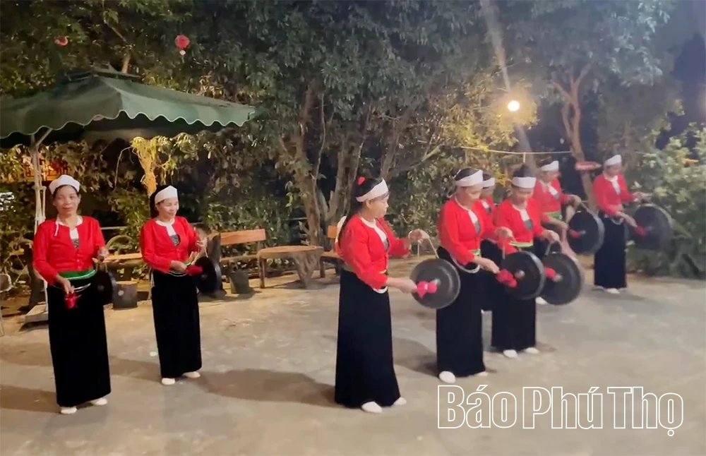 Ch&agrave;ng trai Mường v&agrave; kh&aacute;t vọng giữ hồn bản b&ecirc;n Vịnh Hiền Lương