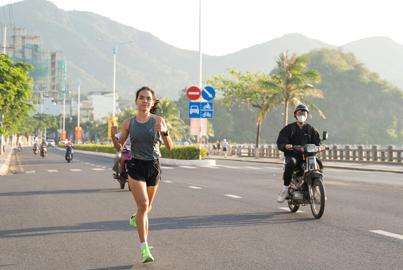 Vận động viên Hoàng Thị Ngọc Hoa (Đồng Nai) tập luyện làm quen cung đường thi đấu tại Giải Vô địch Quốc gia Marathon - Báo Tiền Phong (Tiền Phong Marathon) lần thứ 67, năm 2026. Ảnh: BTC