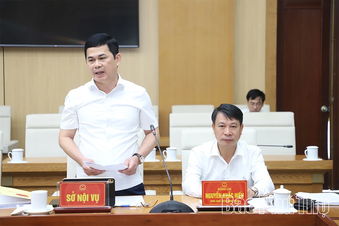 Chủ tịch UBND tỉnh Trần Duy Đông nghe báo cáo về đánh giá KPI và biên chế giáo dục