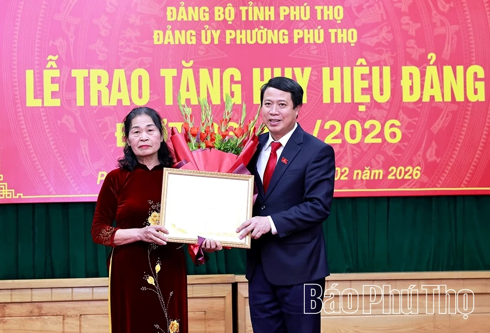 Ph&oacute; B&iacute; thư Thường trực Tỉnh ủy B&ugrave;i Văn Quang trao Huy hiệu Đảng tại phường Ph&uacute; Thọ