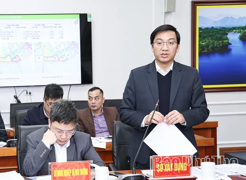 Ph&oacute; Chủ tịch UBND tỉnh Vũ Việt Văn nghe b&aacute;o c&aacute;o quy hoạch ph&acirc;n khu đ&ocirc; thị v&agrave; quản l&yacute; nh&agrave; ở