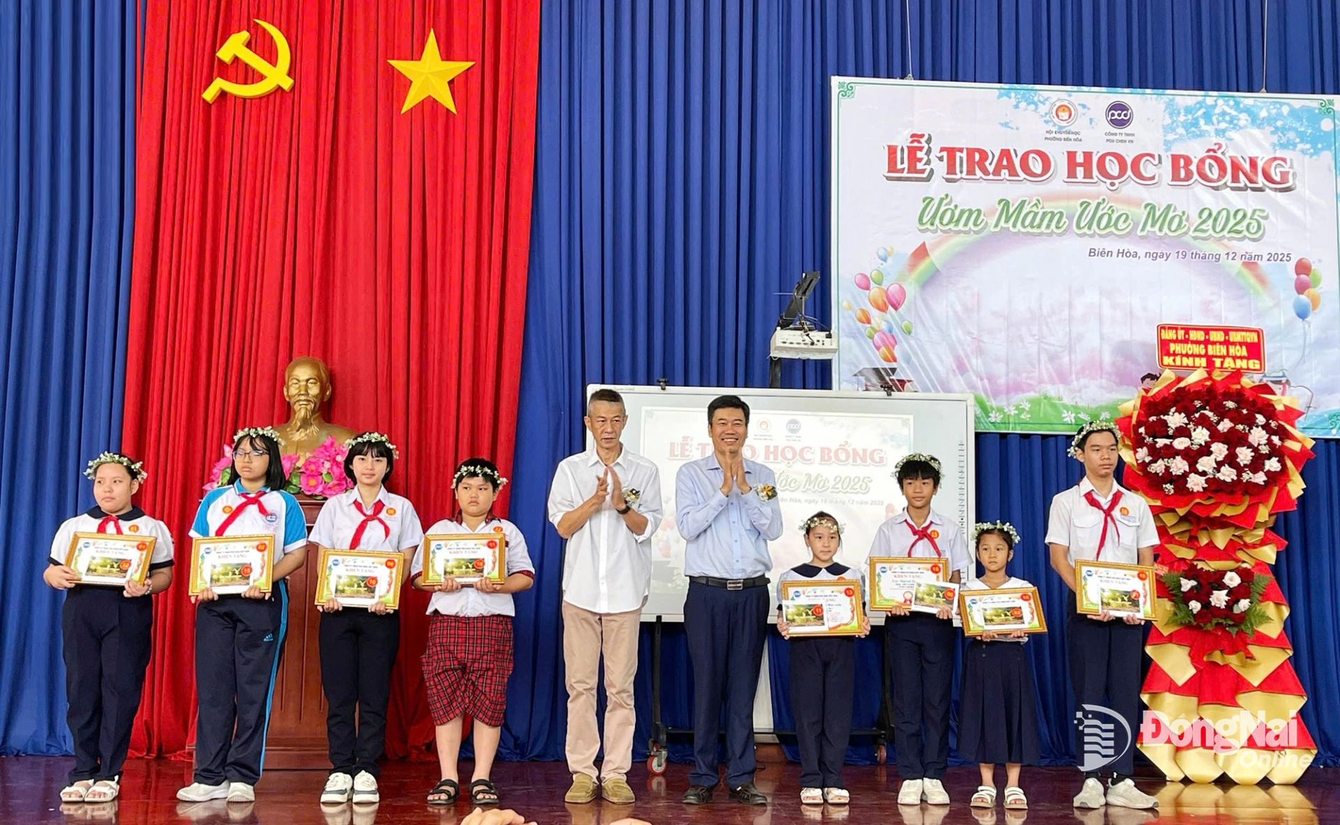 Tỉnh ủy viên, Bí thư Đảng ủy, Chủ tịch HĐND phường Biên Hòa Viên Hồng Tiến và lãnh đạo công ty trao học bổng cho các em học sinh. Ảnh: Xuân Phú  