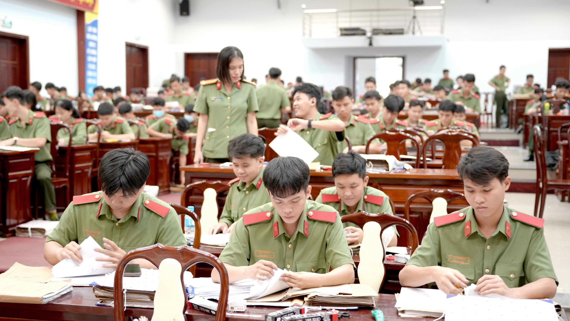 Các học viên Trường Đại học An ninh nhân dân tham gia số hóa hồ sơ tại Công an tỉnh. Ảnh: H.T