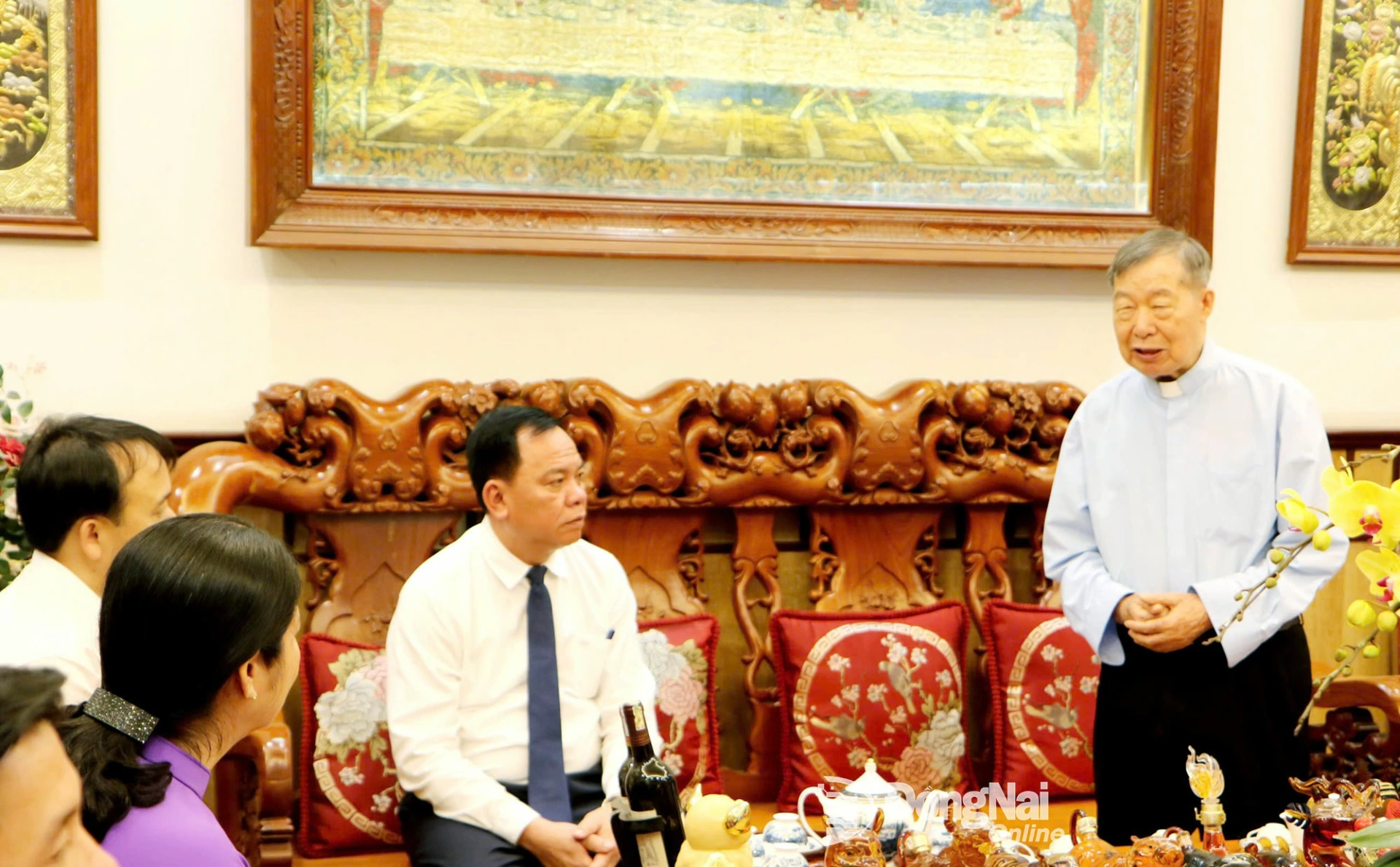 Linh&nbsp;mục Trần Xu&acirc;n Thảo, Chủ tịch Ủy ban Đo&agrave;n kết C&ocirc;ng gi&aacute;o Việt Nam tỉnh Đồng Nai&nbsp;th&ocirc;ng tin đến đồng ch&iacute; V&otilde; Tấn Đức, Ph&oacute; B&iacute; thư Tỉnh ủy Đồng Nai c&ugrave;ng c&aacute;c th&agrave;nh vi&ecirc;n trong đo&agrave;n về t&igrave;nh h&igrave;nh hoạt động t&ocirc;n gi&aacute;o. Ảnh: Văn Truy&ecirc;n  