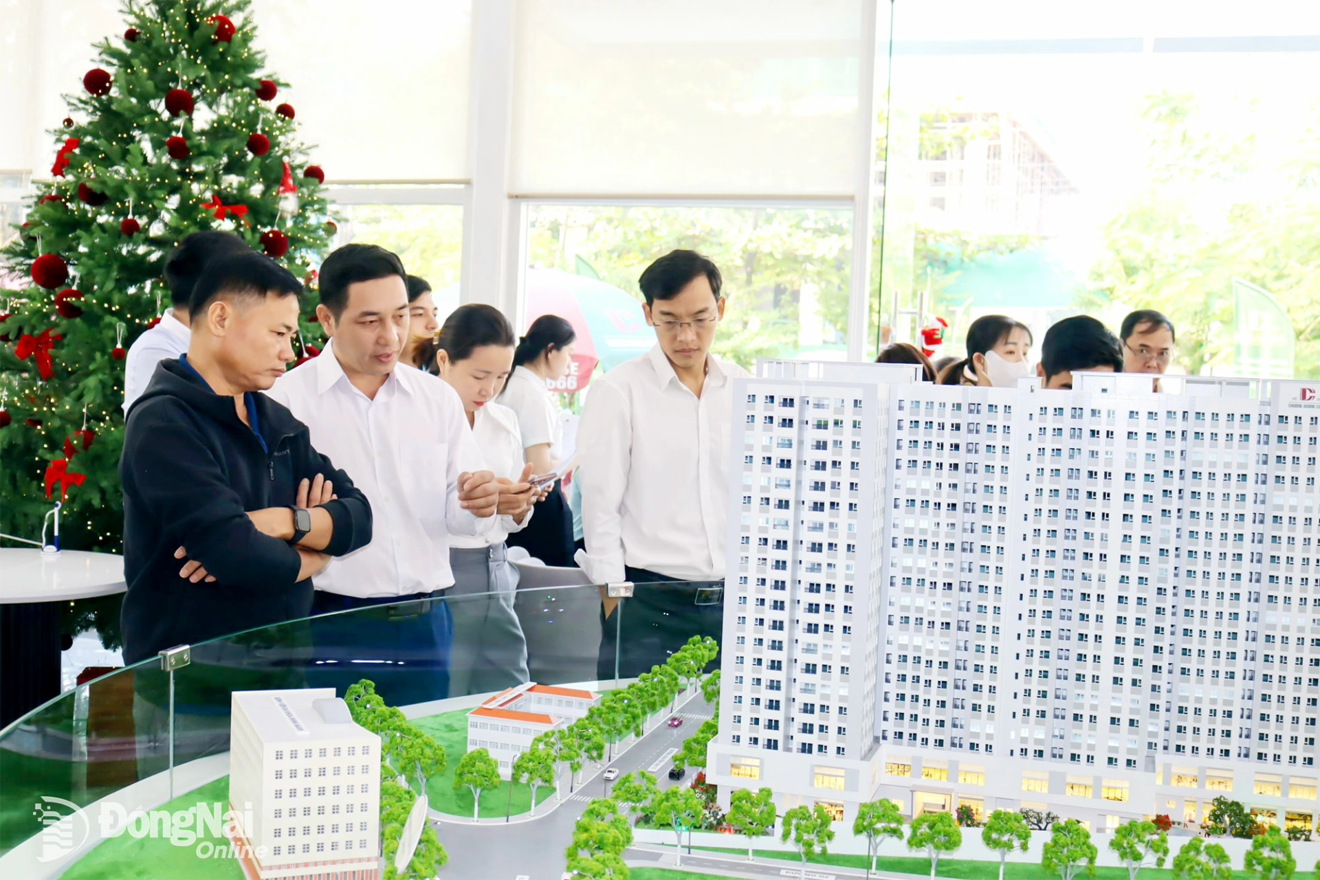 Khách hàng tìm hiểu thông tin tại dự án nhà ở xã hội Eco Residence Long Bình Tân. Ảnh: Hoàng Lộc