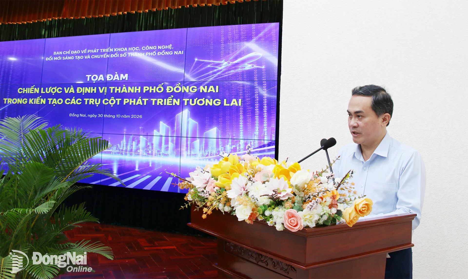 Ủy viên Ban Thường vụ Thành ủy, Phó Chủ tịch UBND thành phố Lê Trường Sơn phát biểu khai mạc tọa đàm. Ảnh: Hải Quân