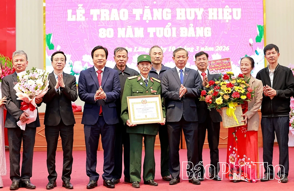 Phó Bí thư Tỉnh ủy Nguyễn Mạnh Sơn trao Huy hiệu 80 năm tuổi Đảng tại xã Xuân Lũng