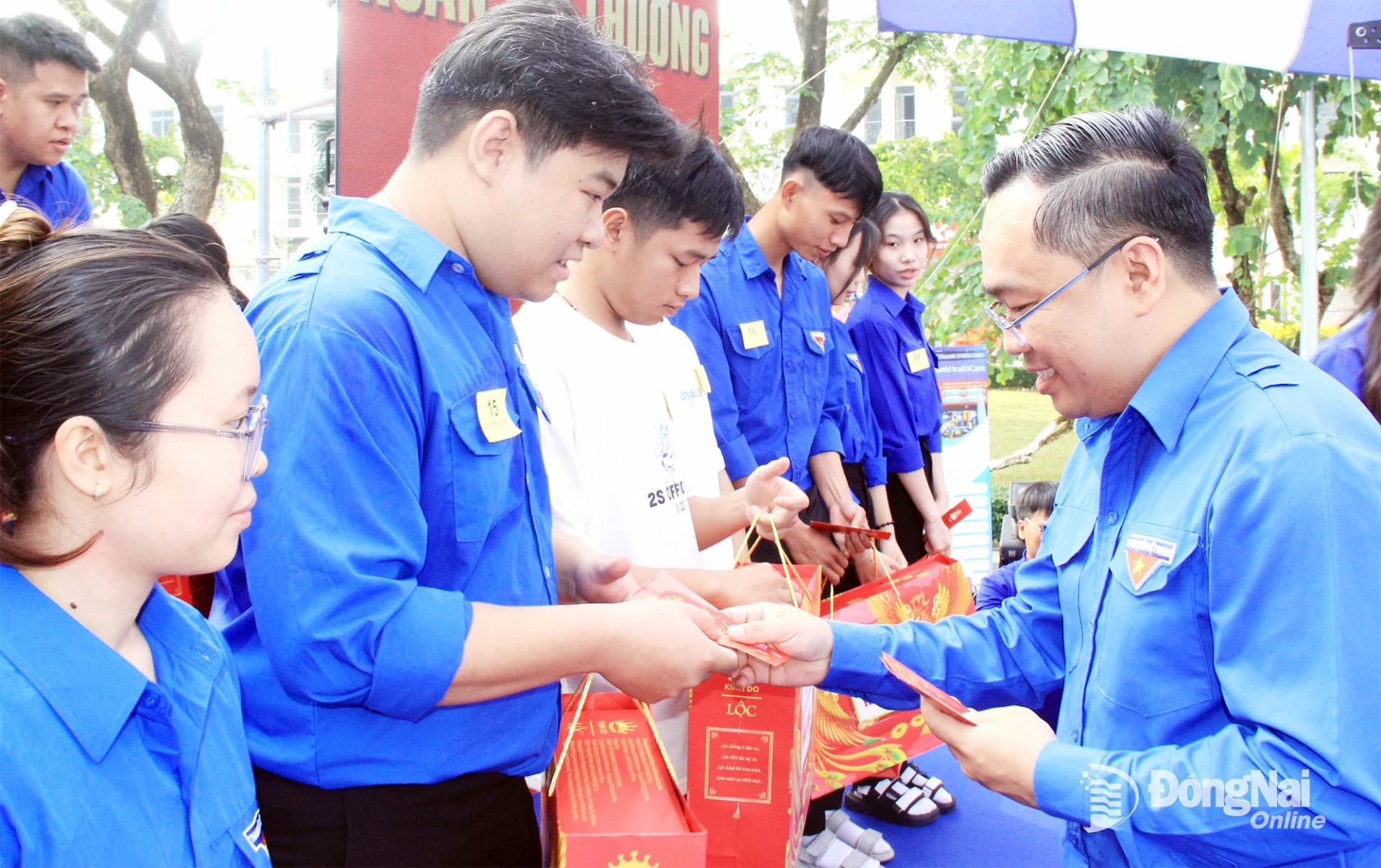 Tỉnh ủy viên, Phó Chủ tịch Ủy ban MTTQ Việt Nam tỉnh, Bí thư Tỉnh đoàn Nguyễn Minh Kiên trao quà cho đoàn viên, thanh niên có hoàn cảnh khó khăn trên địa bàn tỉnh. Ảnh: Nga Sơn