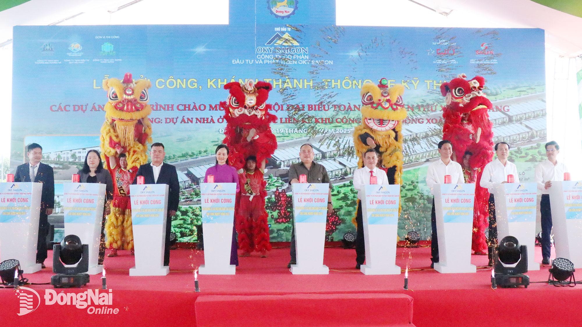  Các đại biểu thực hiện nghi thức bấm nút khởi công dự án. Ảnh: Xuân Túc  