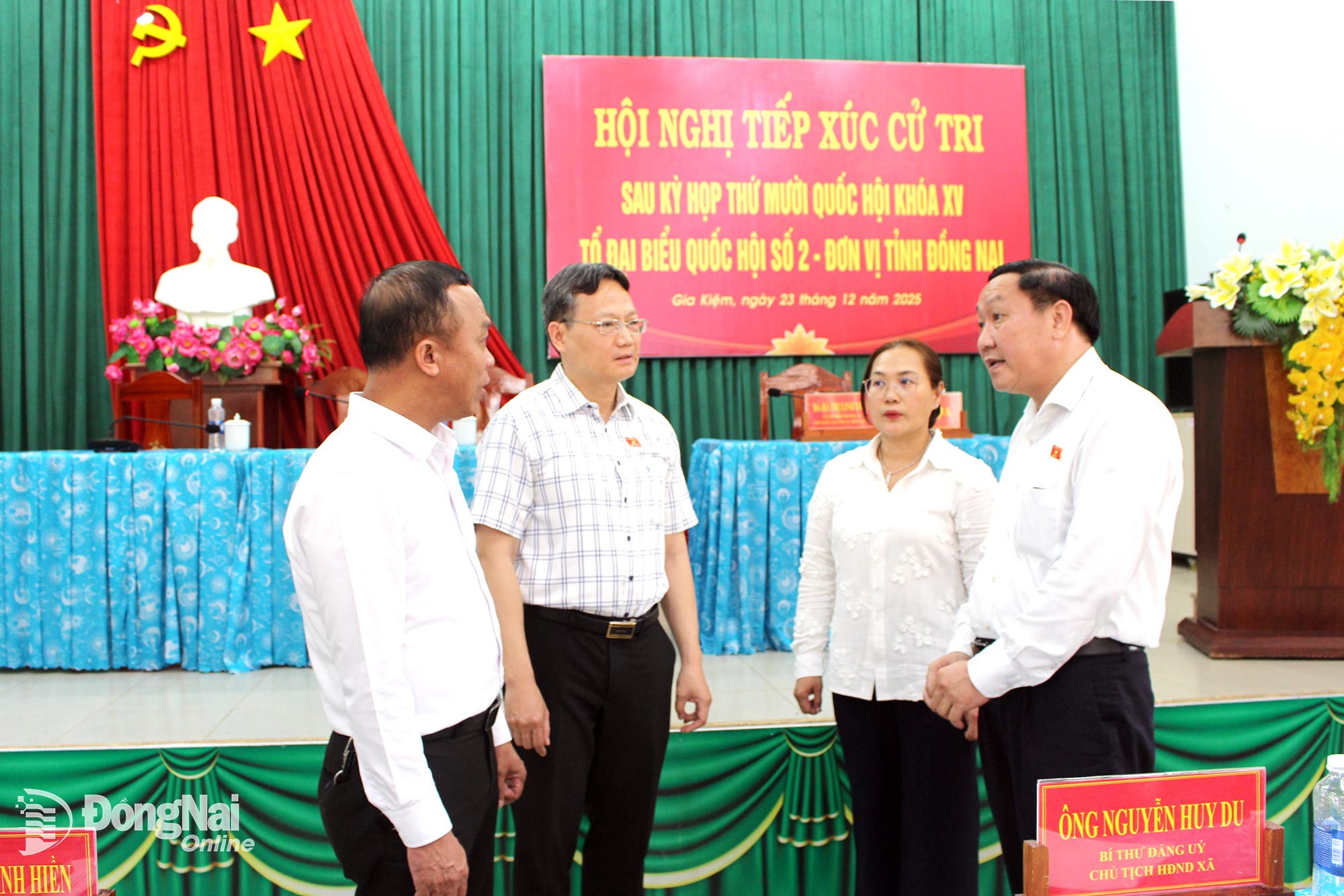 Đại biểu B&ugrave;i Xu&acirc;n Thống (b&igrave;a phải), Tỉnh ủy vi&ecirc;n, Ph&oacute; Trưởng đo&agrave;n chuy&ecirc;n tr&aacute;ch Đo&agrave;n Đại biểu Quốc hội tỉnh Đồng Nai v&agrave; đại biểu L&ecirc; Ho&agrave;ng Hải (thứ 2 từ tr&aacute;i qua), hoạt động chuy&ecirc;n tr&aacute;ch tại Ủy ban Khoa học, C&ocirc;ng nghệ v&agrave; M&ocirc;i trường của Quốc hội tr&ograve; chuyện với l&atilde;nh đạo x&atilde; Gia Kiệm về một số vấn đề cử tri quan t&acirc;m b&ecirc;n lề một hội nghị tiếp x&uacute;c cử tri sau Kỳ họp thứ 10, Quốc hội XV. Ảnh: Hồ Thảo