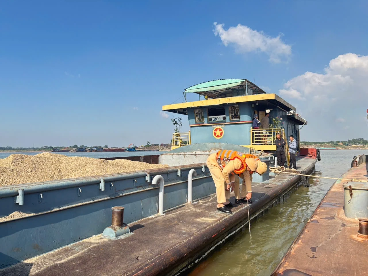 Phú Thọ ra quân tổng kiểm soát các phương tiện vận chuyển cát, sỏi