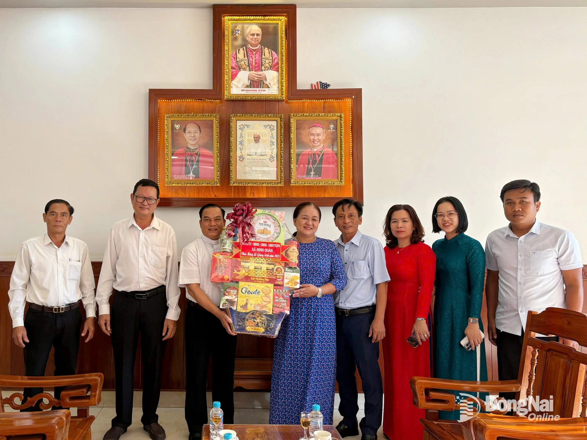 Lãnh đạo xã Định Quán đến thăm và tặng quà Giáo xứ Định Quán nhân dịp Lễ Giáng sinh 2025. Ảnh: Đan Nhi  