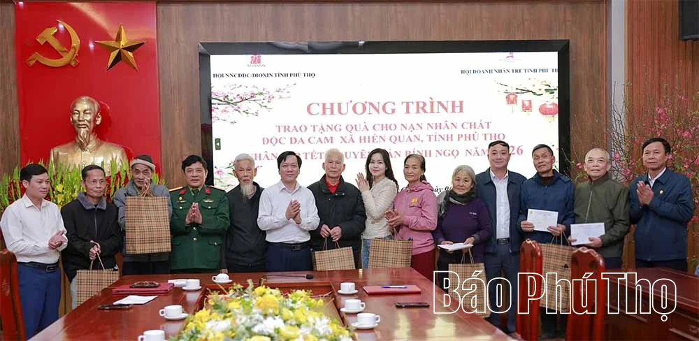 Trao qu&agrave; Tết cho nạn nh&acirc;n da cam/dioxin