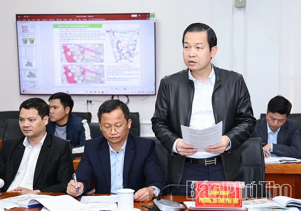 Ph&oacute; Chủ tịch UBND tỉnh Vũ Việt Văn nghe b&aacute;o c&aacute;o quy hoạch ph&acirc;n khu đ&ocirc; thị v&agrave; quản l&yacute; nh&agrave; ở