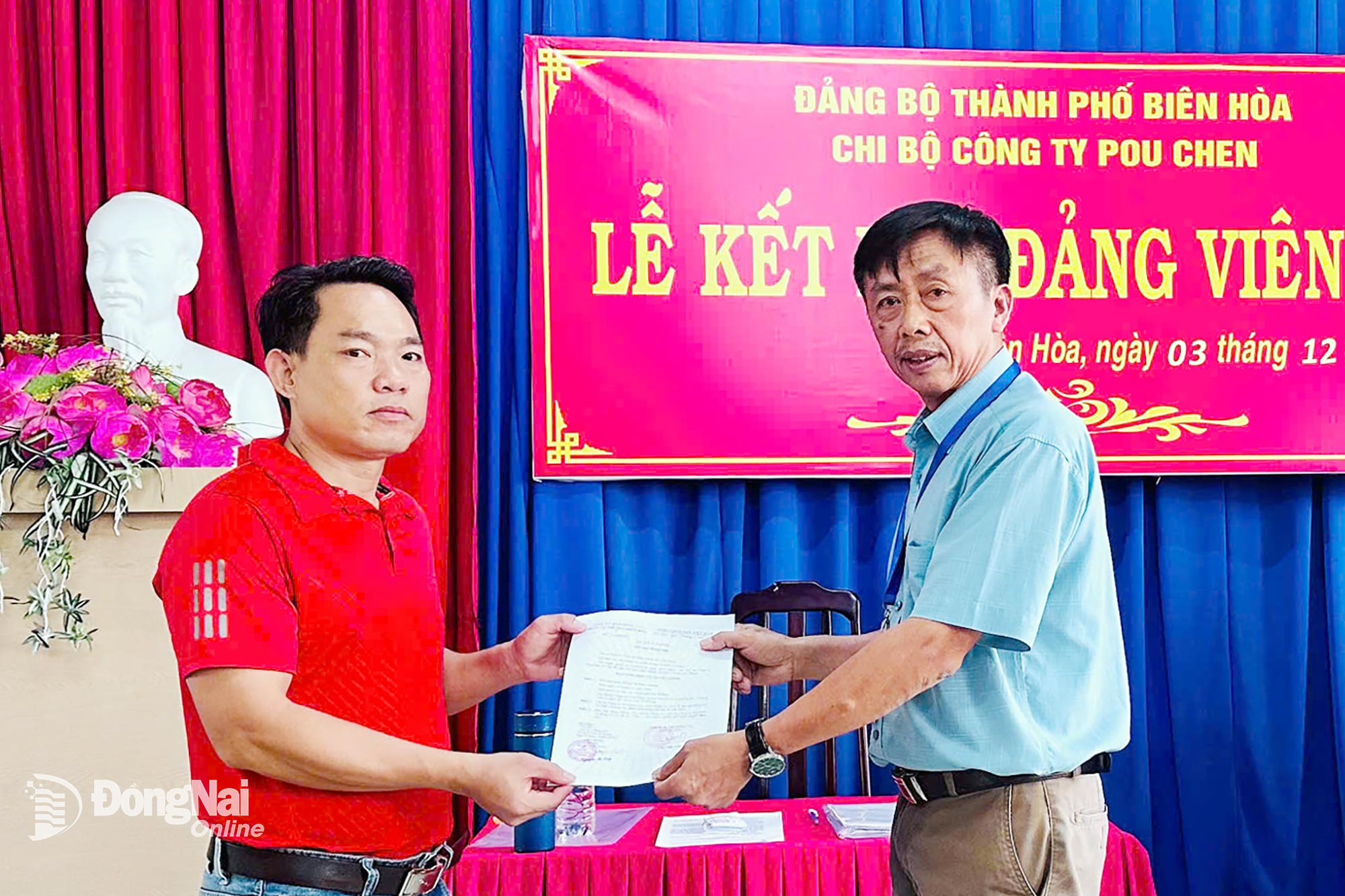 Chi bộ C&ocirc;ng ty TNHH Pou Chen Việt Nam (phường Bi&ecirc;n H&ograve;a) tổ chức Lễ kết nạp Đảng cho đo&agrave;n vi&ecirc;n ưu t&uacute; l&agrave; c&ocirc;ng nh&acirc;n trực tiếp sản xuất. Ảnh: CĐCC