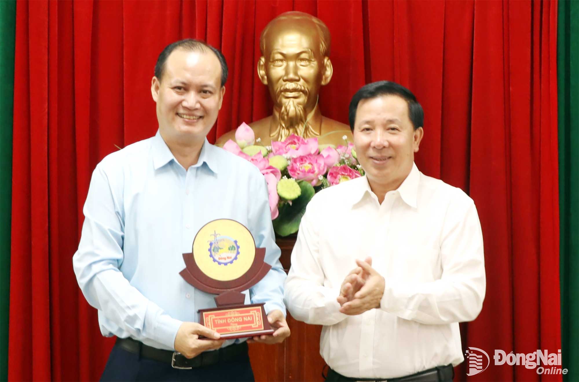 Đồng chí Nguyễn Văn Út, Phó Bí thư Tỉnh ủy, Chủ tịch UBND tỉnh Đồng Nai tặng quà lưu niệm cho ông Phan Phong Phú, Chủ tịch Hội đồng quản trị, kiêm Tổng giám đốc công ty cổ phần tập đoàn năng lượng Việt Sin. Ảnh: Vương Thế