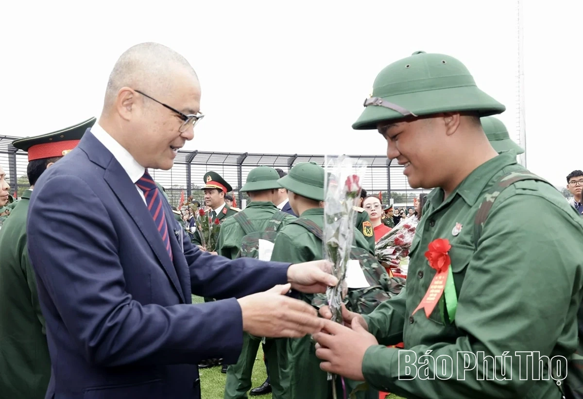 Bí thư Tỉnh ủy Phạm Đại Dương động viên tân binh nhập ngũ tại điểm giao nhận quân số 1, khu vực phòng thủ 4 - Vĩnh Yên