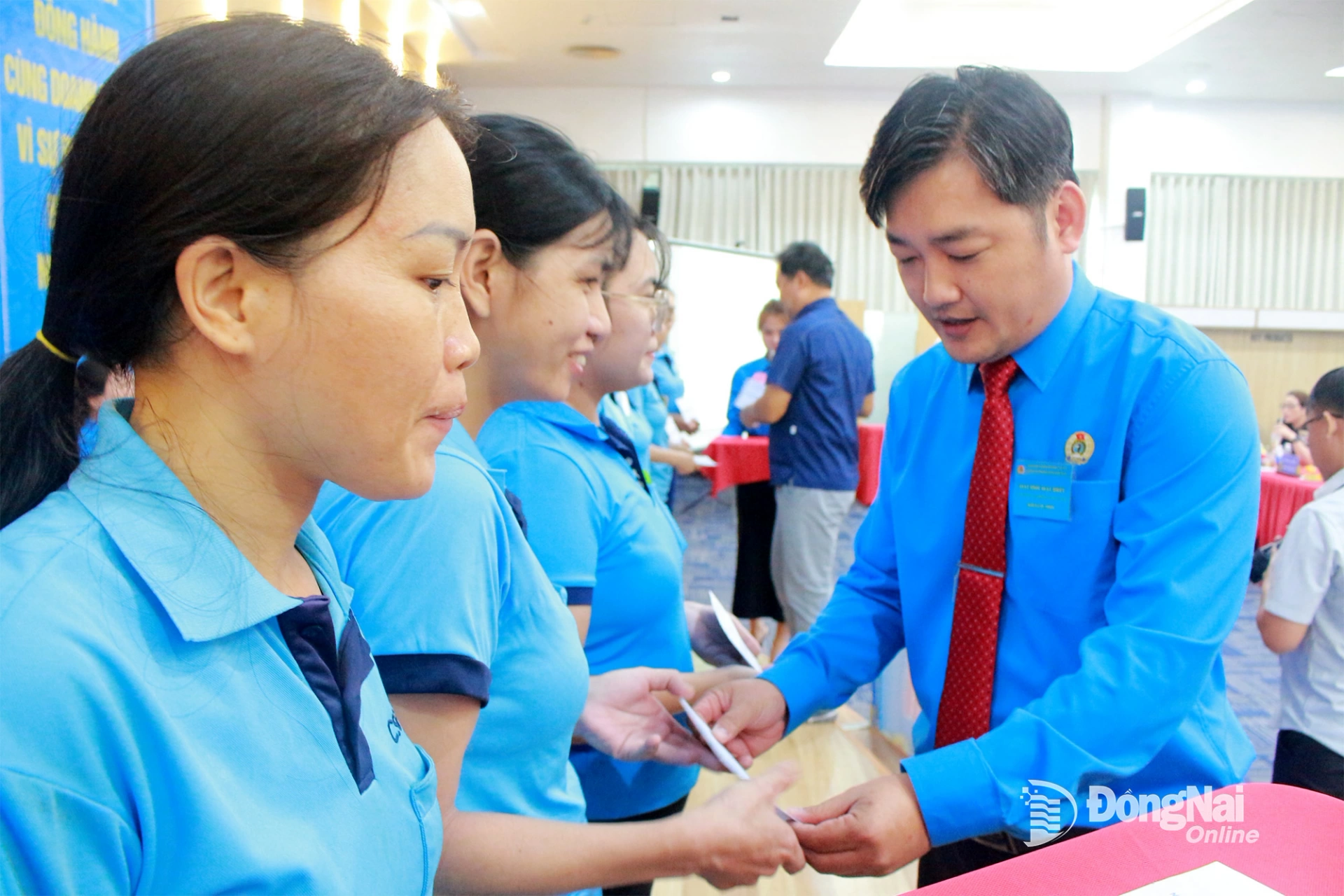 Tỉnh ủy vi&ecirc;n, Ph&oacute; Chủ tịch Ủy ban MTTQ Việt Nam tỉnh, Chủ tịch Li&ecirc;n đo&agrave;n Lao động tỉnh Nguyễn Quốc Dũng tặng qu&agrave; người lao động bị thiệt hại do b&atilde;o lũ. Ảnh:&nbsp;Thảo My