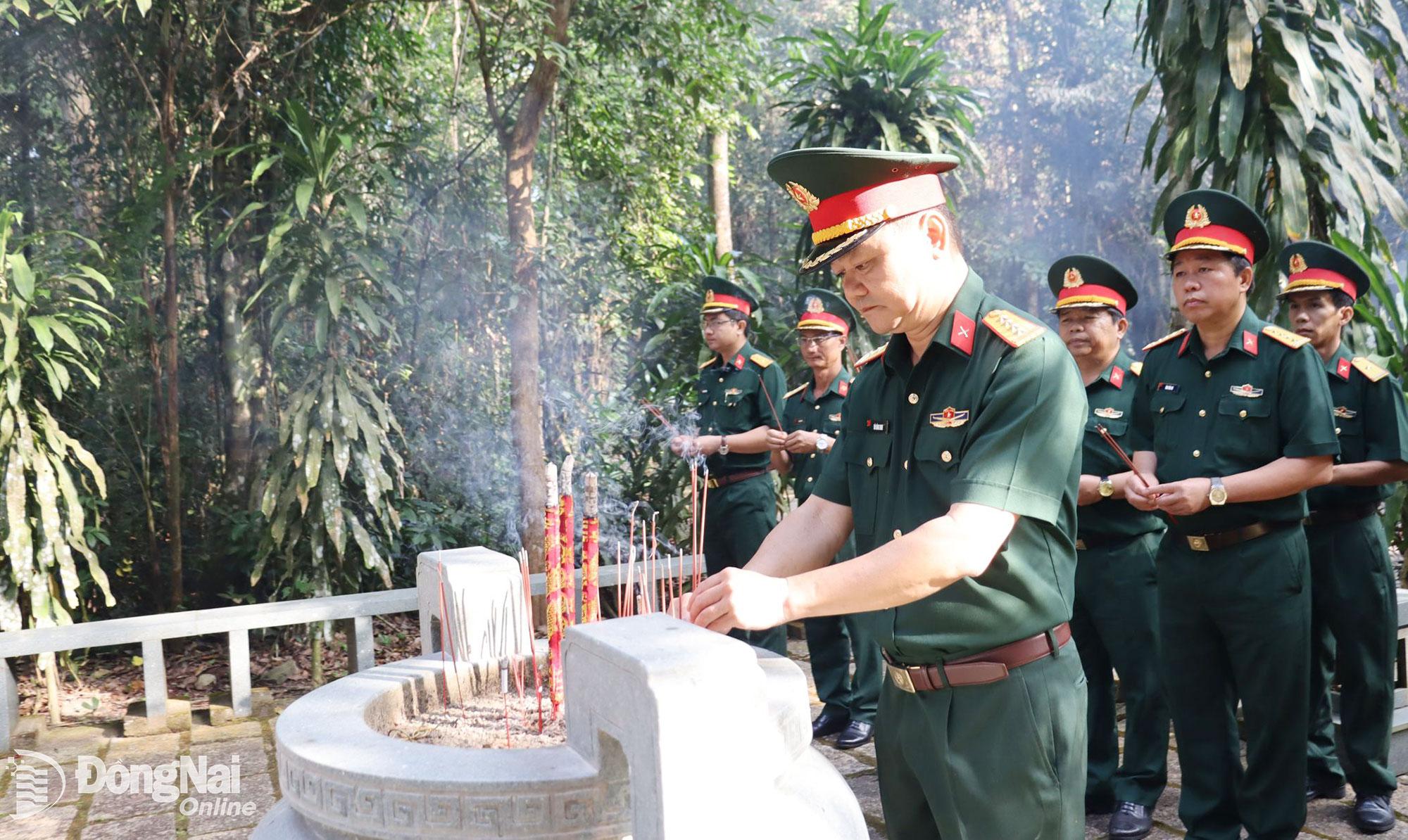 Đại t&aacute; B&ugrave;i Đăng Ninh, Tỉnh ủy vi&ecirc;n, Ch&iacute;nh ủy Bộ Chỉ huy Qu&acirc;n sự&nbsp;tỉnh Đồng Nai d&acirc;ng hương tại Nghĩa trang liệt sĩ M&atilde; Đ&agrave;. Ảnh: Nguyệt H&agrave;    