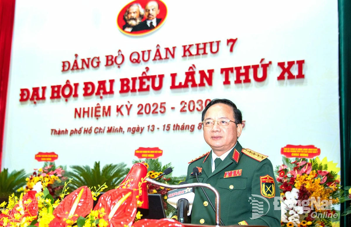 Đại tướng Trịnh Văn Quyết, Bí thư Trung ương Đảng, Ủy viên Thường vụ Quân ủy Trung ương, Chủ nhiệm Tổng cục Chính trị Quân đội nhân dân Việt Nam phát biểu chỉ đạo đại hội. Ảnh: Nguyệt Hà