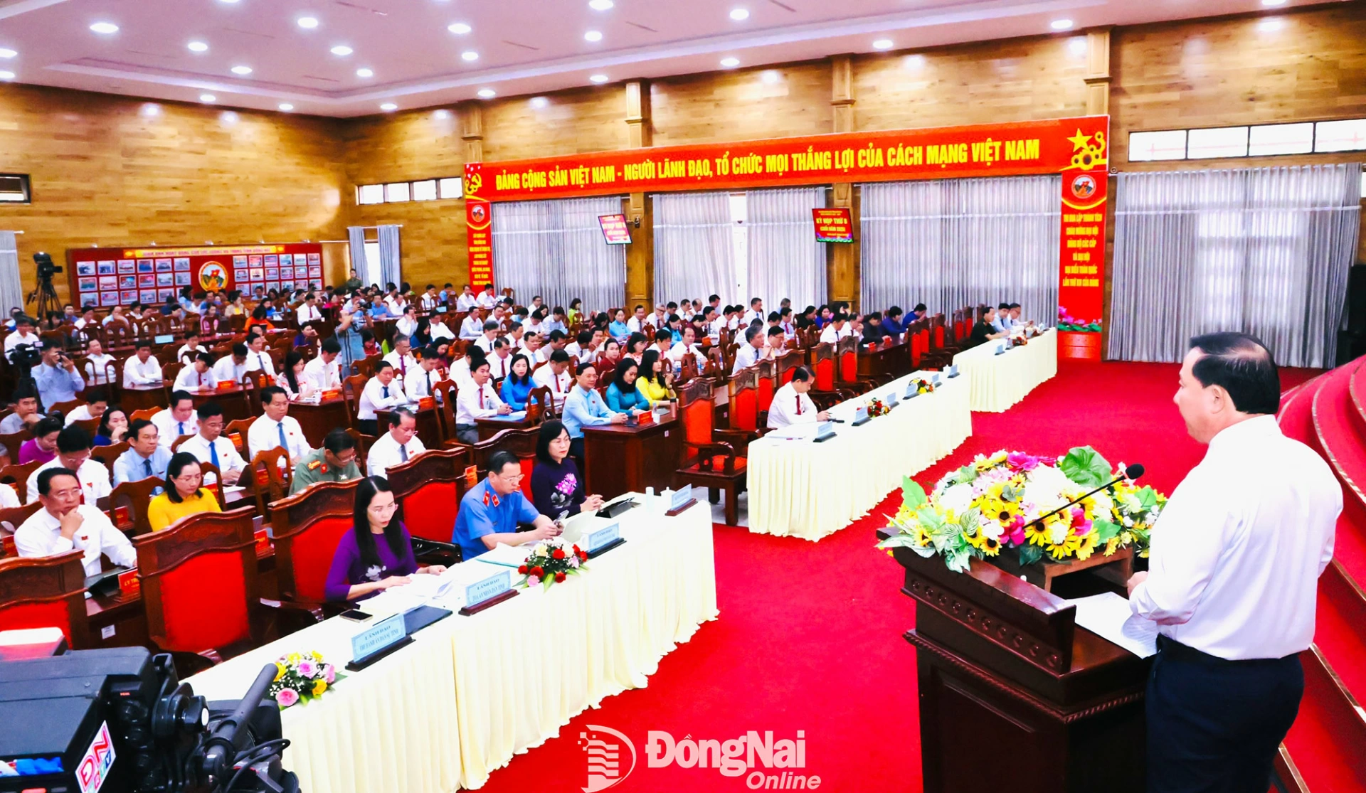 Đồng chí Nguyễn Văn Út, Phó Bí thư Tỉnh ủy, Chủ tịch UBND tỉnh Đồng Nai thông tin các vấn đề đại biểu và cử tri quan tâm tại Kỳ họp thứ 8 HĐND tỉnh. Ảnh: Công Nghĩa  