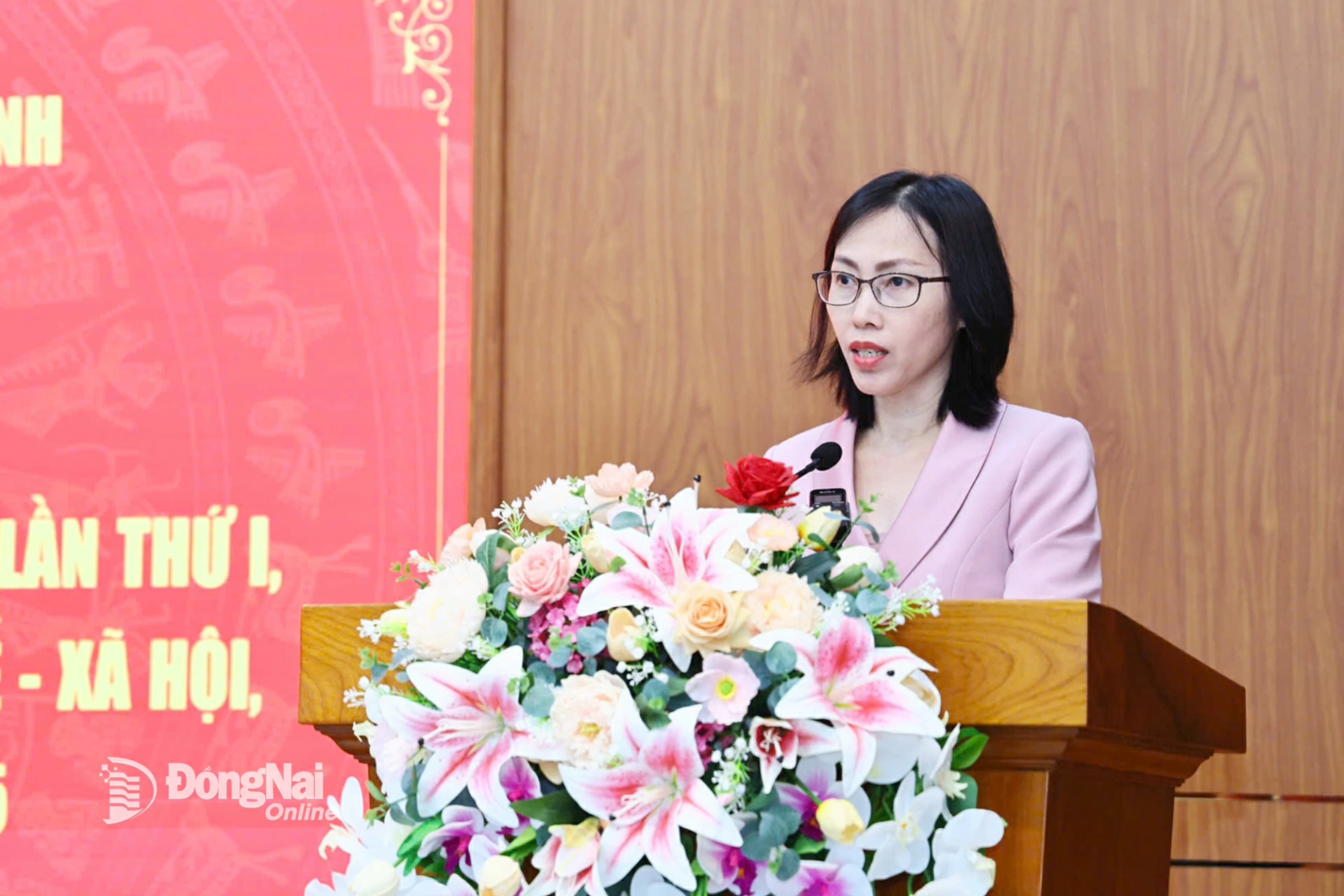 Phó Giám đốc Sở Tài chính tỉnh Đồng Nai Phan Thị Kim Oanh thông tin về tình hình kinh tế - xã hội, quốc phòng - an ninh 9 tháng và nhiệm vụ 3 tháng cuối năm 2025. Ảnh: Công Nghĩa