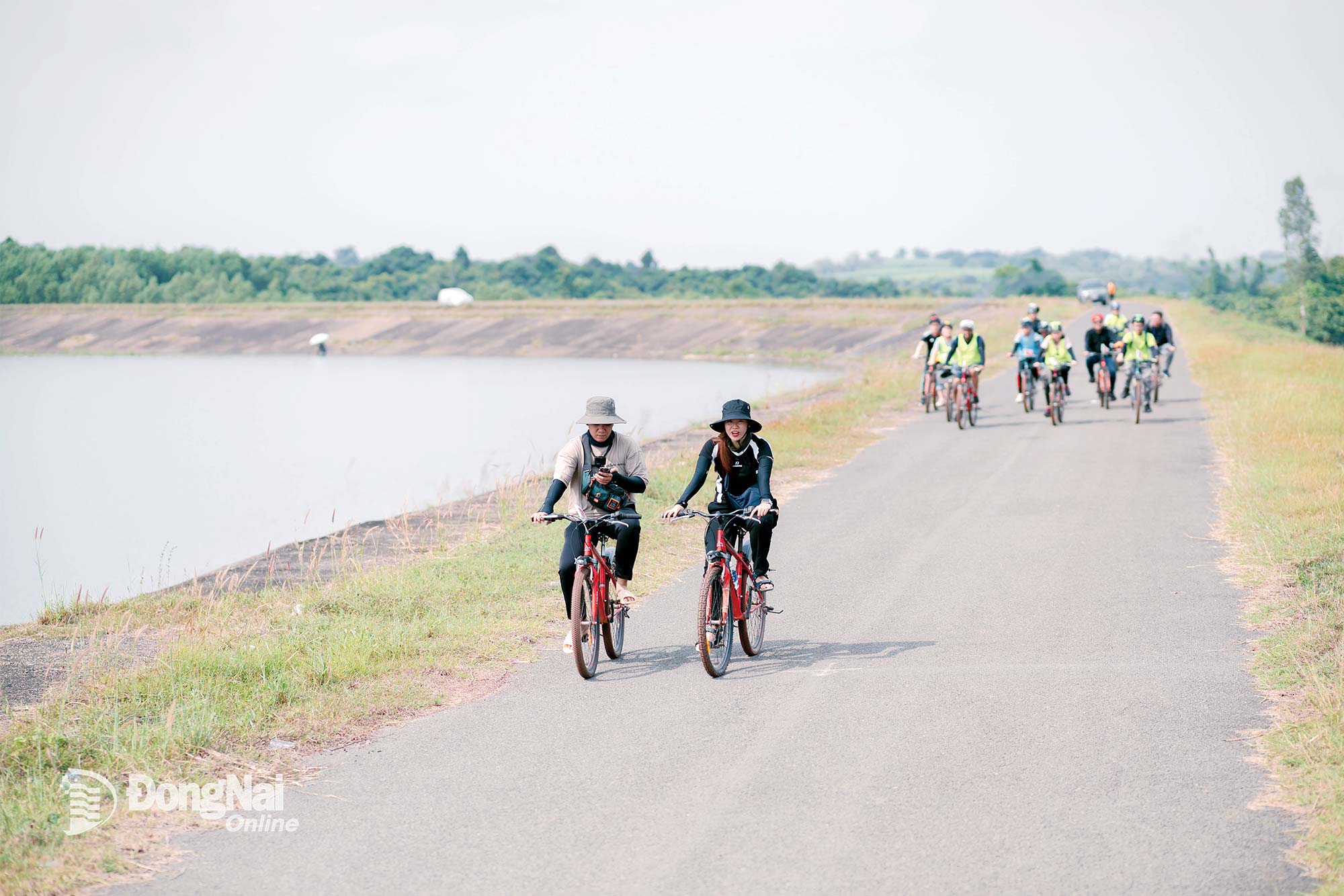 Khách du lịch trải nghiệm tour đạp xe xuyên rừng và quanh hồ Trị An tại Khu Bảo tồn Thiên nhiên - Văn hóa Đồng Nai. ẢNh: Ngọc Liên