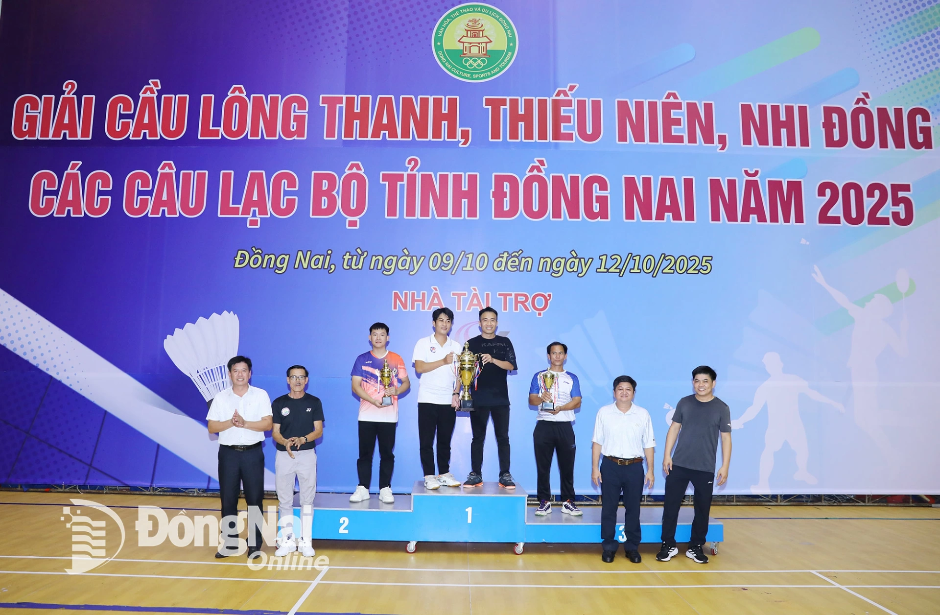 Ban tổ chức trao giải cho các câu lạc bộ cầu lông dẫn đầu toàn đoàn. Ảnh: Huy Anh