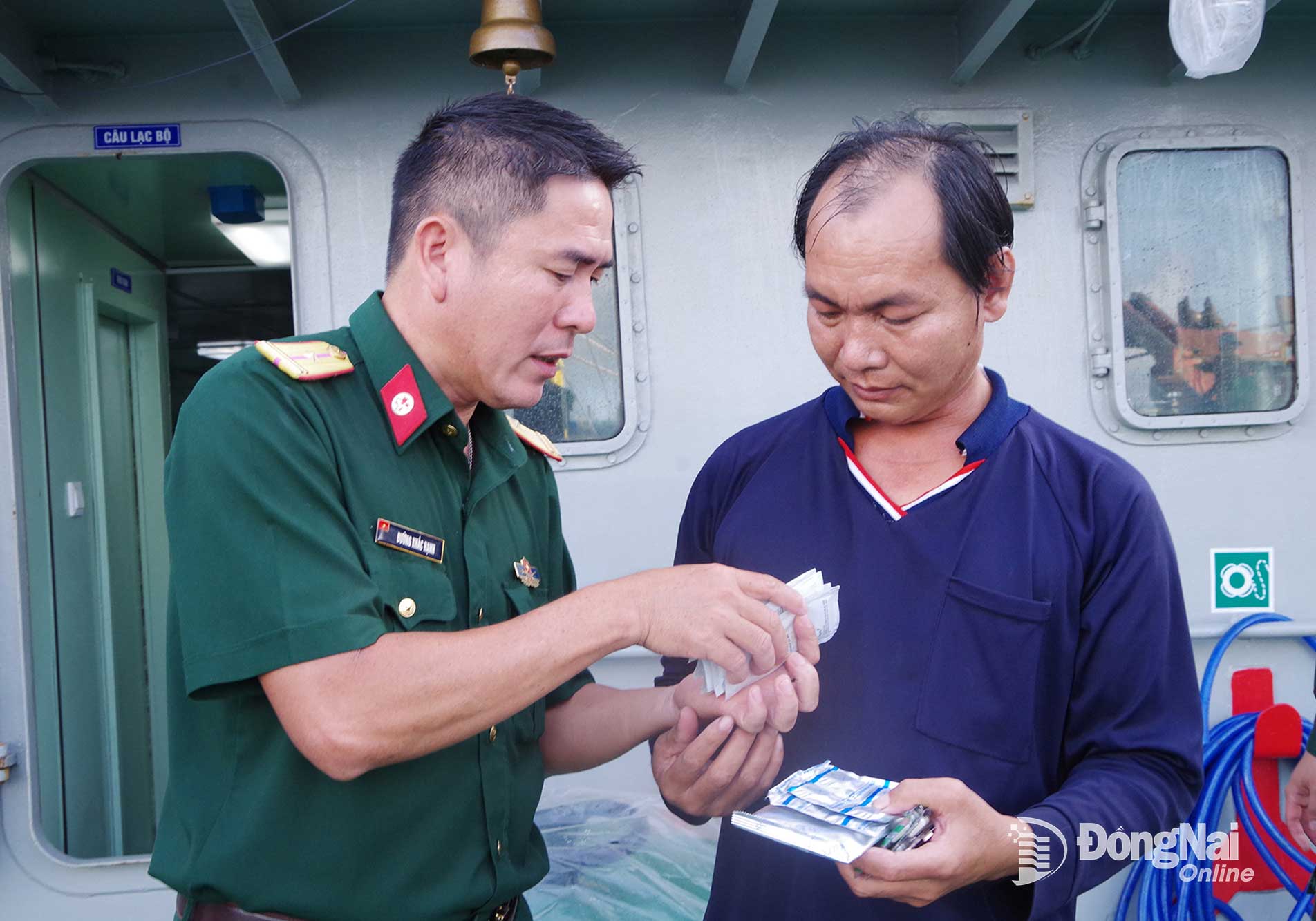 2. Qu&acirc;n y tr&ecirc;n t&agrave;u BV98308TS cấp thuốc v&agrave; hướng dẫn sử dụng cho ngư d&acirc;n V&otilde; Ho&agrave;ng Rớt. Ảnh: Văn Đường