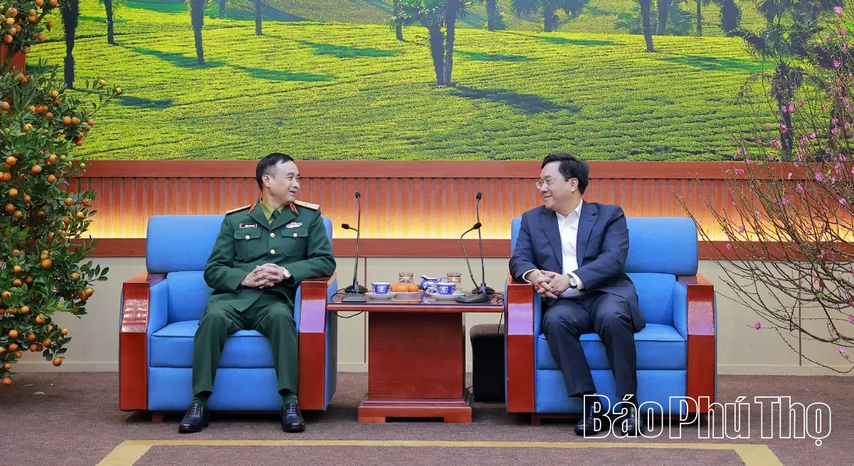 Trường Sĩ quan Ch&iacute;nh trị thăm, ch&uacute;c Tết tỉnh Ph&uacute; Thọ