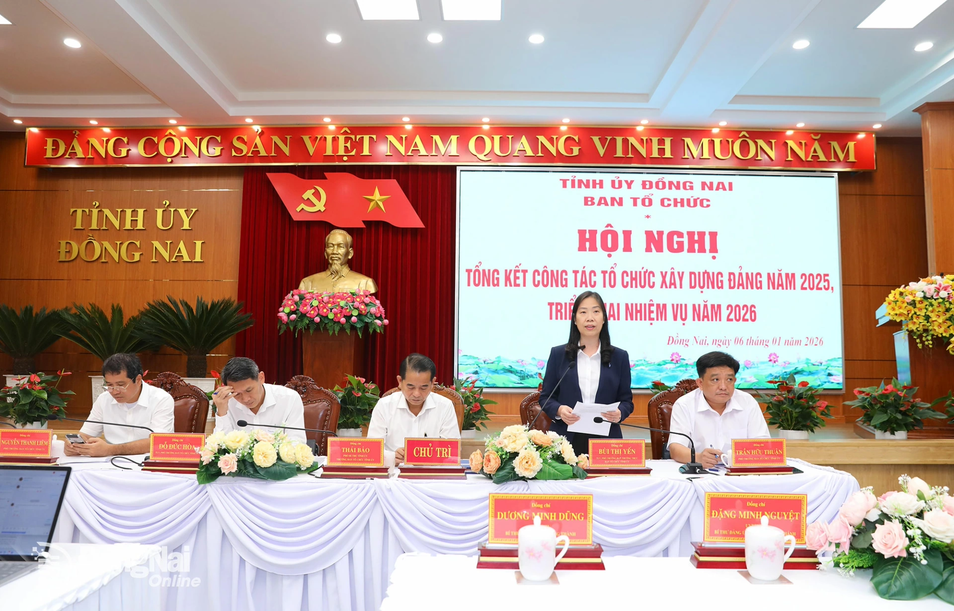 Tỉnh ủy viên, Phó Trưởng ban Thường trực Ban Tổ chức Tỉnh ủy Bùi Thị Yến gợi ý thảo luận tại hội nghị. Ảnh: Huy Anh