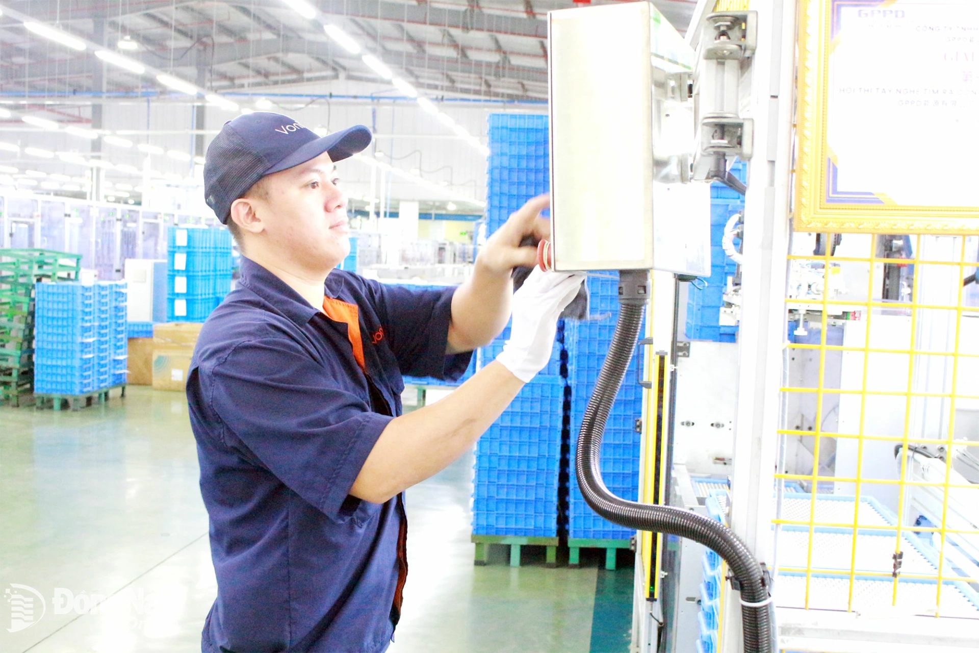 Người lao động Công ty TNHH Năng lượng GPPD (Khu công nghiệp Becamex- Bình Phước, phường Chơn Thành) trong giờ sản xuất. Ảnh: Nguyễn Hòa