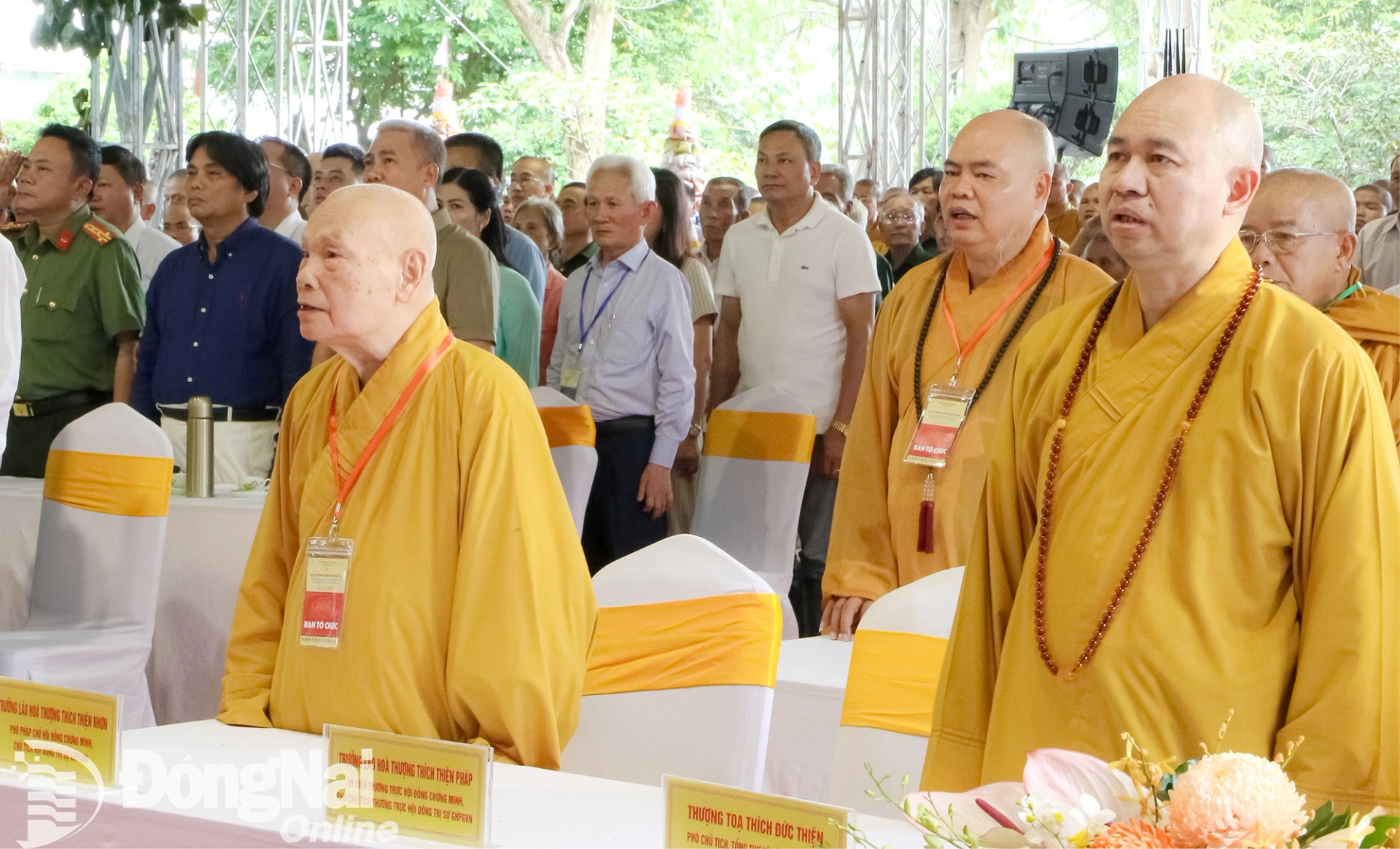 Trưởng lão Hòa thượng Thích Thiện Nhơn và đại biểu thực hiện nghi thức tưởng niệm tại buổi lễ. Ảnh: Văn Truyên   