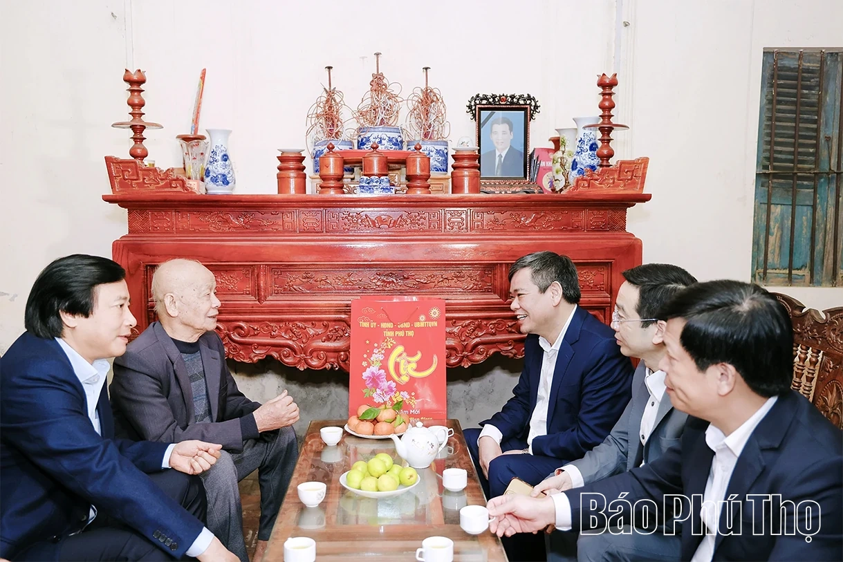 Ph&oacute; B&iacute; thư Tỉnh ủy Nguyễn Mạnh Sơn thăm, tặng qu&agrave; Tết người c&oacute; c&ocirc;ng tại x&atilde; L&acirc;m Thao