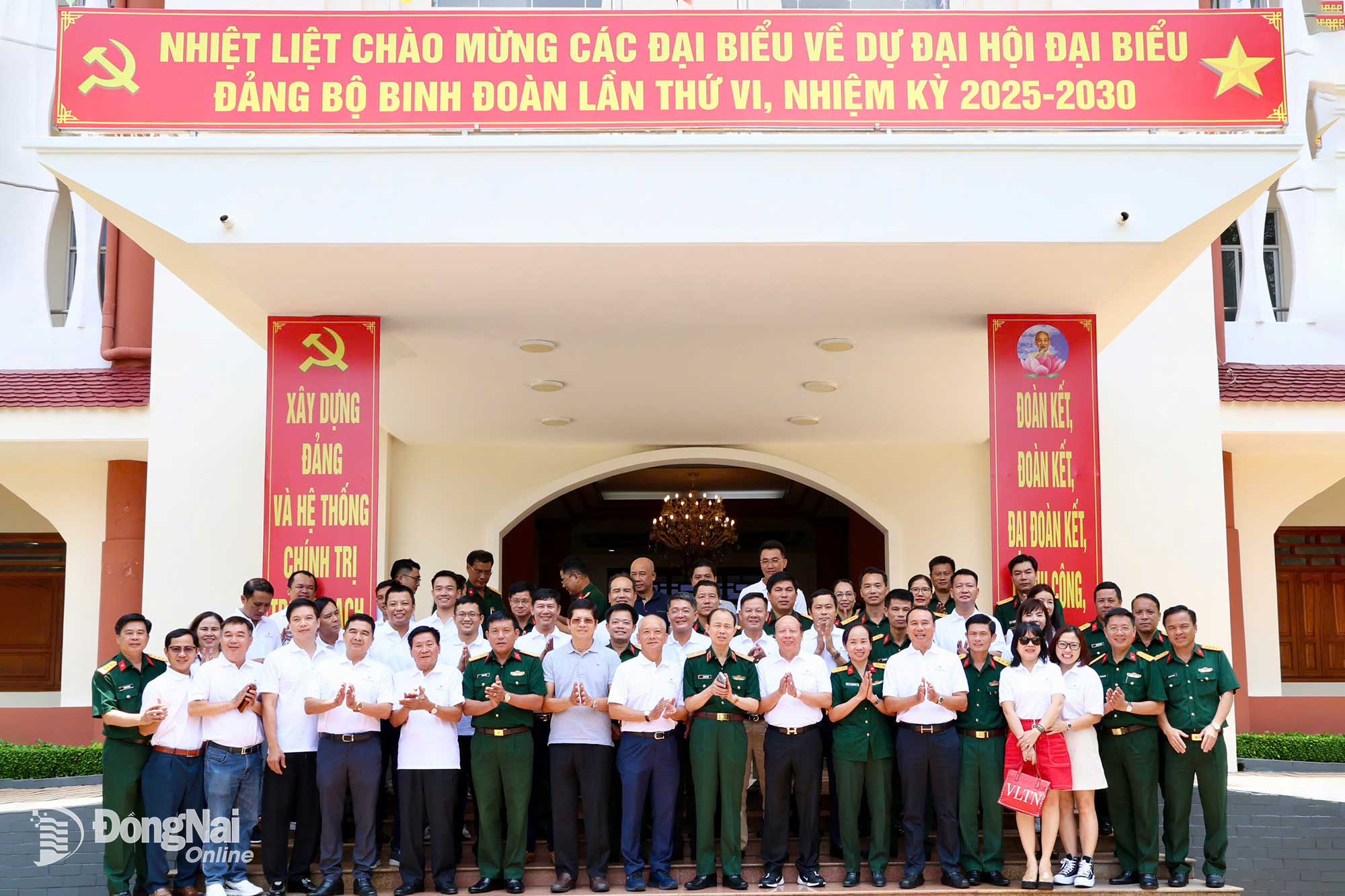 Thiếu tướng Phạm Bá Hiền, Tư lệnh Binh đoàn 16 chụp hình lưu niệm cùng các đại biểu dự chương trình giao lưu Caravan “Kết nối xanh” 2025. Ảnh: Anh Đức  