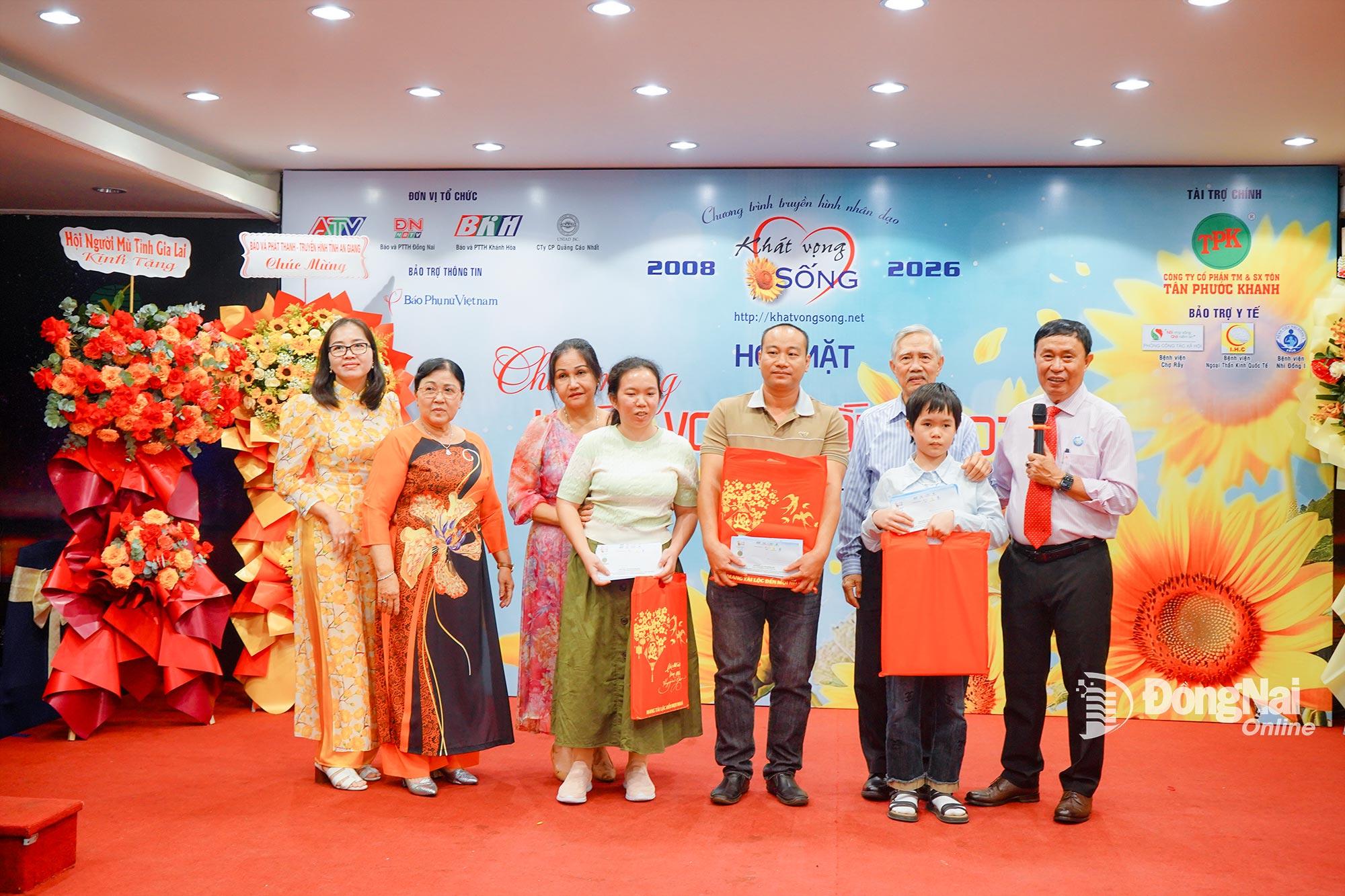 Các nhà hảo tâm dành tặng nhiều phần quà cho 3 nhân vật trong chương trình “Khát vọng sống” tham gia giao lưu tại chương trình tổng kết. Ảnh: Thu Hiền