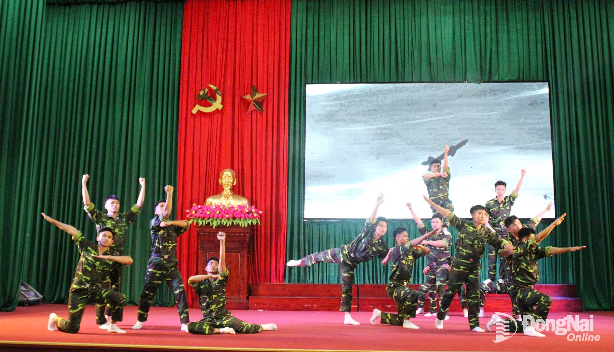 Tiết mục văn nghệ biểu diễn tại đêm liên hoan. Ảnh: Tấn Sang