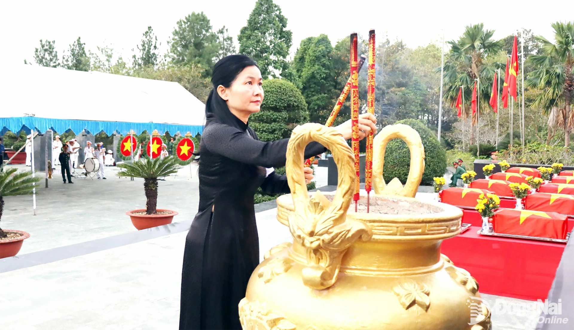 Đồng chí Tôn Ngọc Hạnh, Ủy viên dự khuyết Trung ương Đảng, Phó Bí thư Thường trực Tỉnh ủy, Chủ tịch HĐND tỉnh Đồng Nai dâng hương viếng anh linh liệt sĩ. Ảnh: Nguyệt Hà