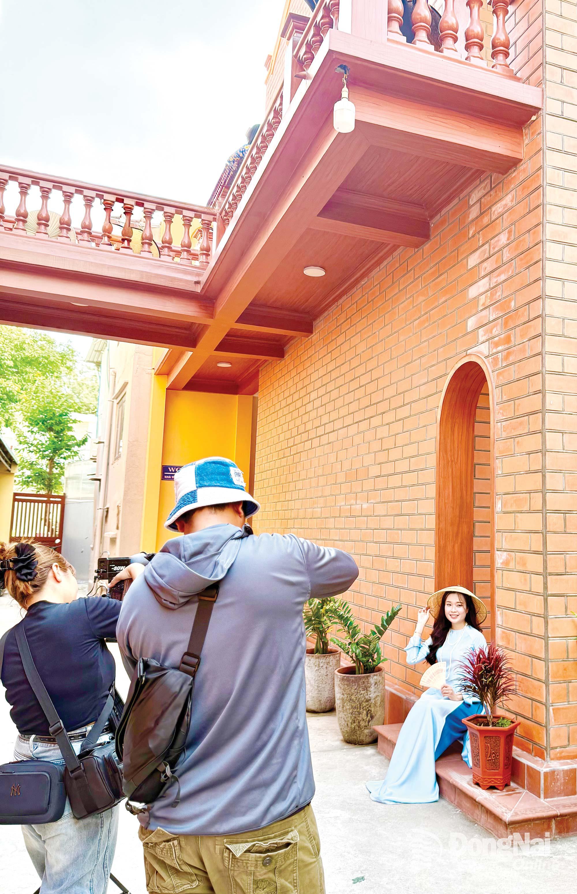 Ch&ugrave;a Ph&uacute;c L&acirc;m (ở phường Tam Hiệp, tỉnh Đồng Nai) sau khi tu sửa trở th&agrave;nh điểm đến cho những bộ ảnh Tết