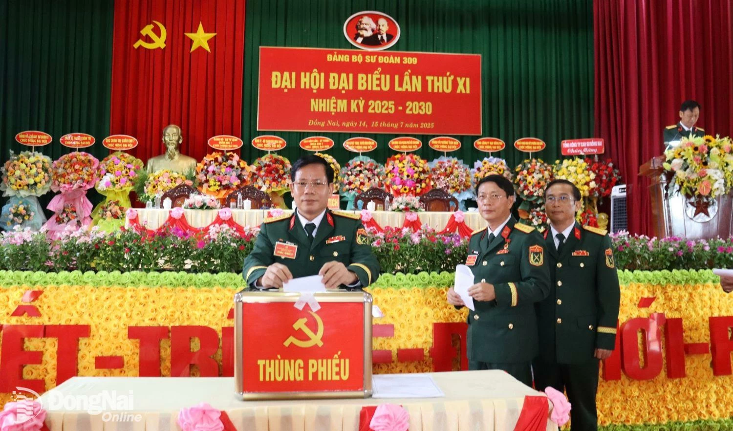 Đại biểu bỏ phiếu bầu Ban Chấp hành Đảng bộ Sư đoàn 309 nhiệm kỳ 2025-2030. Ảnh: Nguyệt Hà