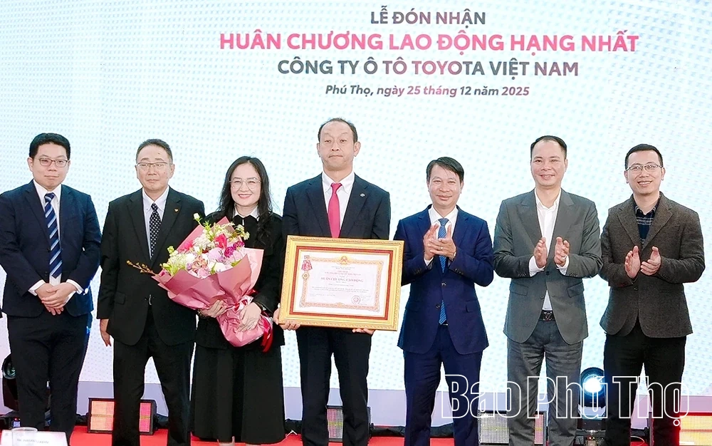 Toyota Việt Nam đ&oacute;n nhận Hu&acirc;n chương Lao động hạng Nhất