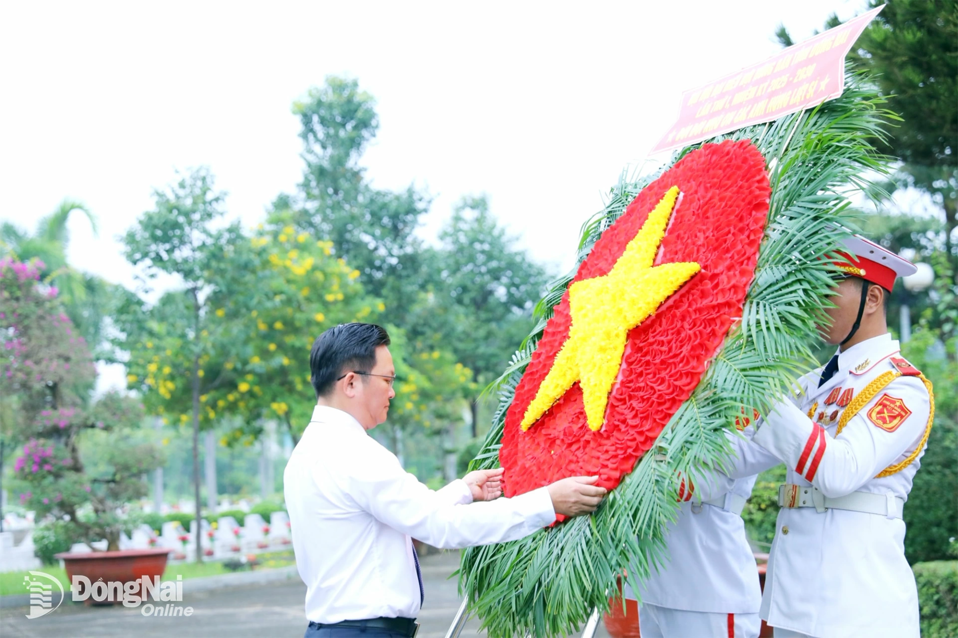 Vòng hoa của đoàn đại biểu Hội Nông dân tỉnh Đồng Nai tại Lễ dâng hương tại Nghĩa trang liệt sĩ tỉnh. Ảnh: Huy Anh