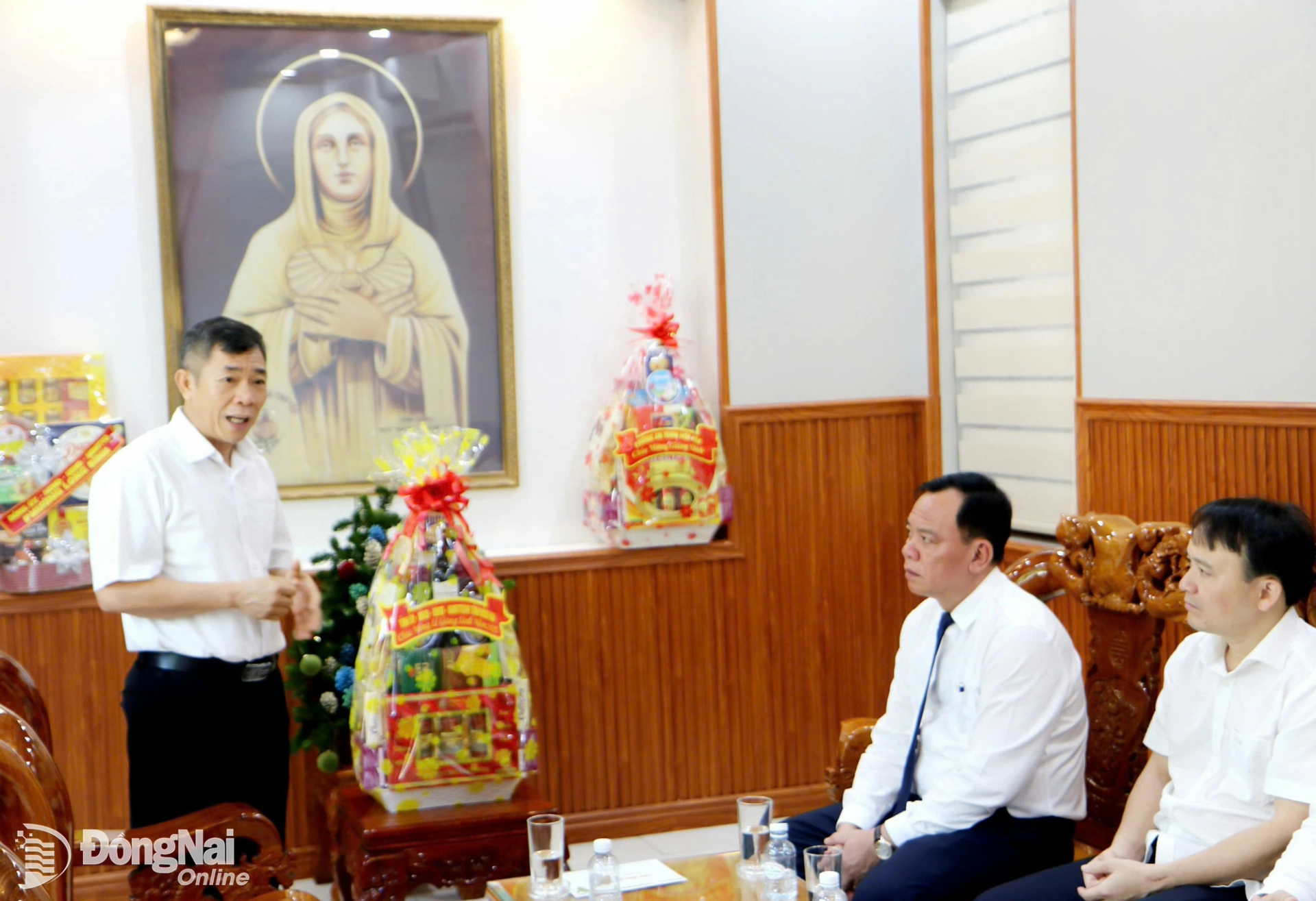 Đại diện D&ograve;ng Trợ thế Th&aacute;nh&nbsp;Gioan Thi&ecirc;n Ch&uacute;a&nbsp;giới thiệu về hoạt động của d&ograve;ng đến đồng ch&iacute; V&otilde; Tấn Đức, Ph&oacute; B&iacute; thư Tỉnh ủy Đồng Nai c&ugrave;ng c&aacute;c th&agrave;nh vi&ecirc;n trong đo&agrave;n. Ảnh: Văn Truy&ecirc;n  