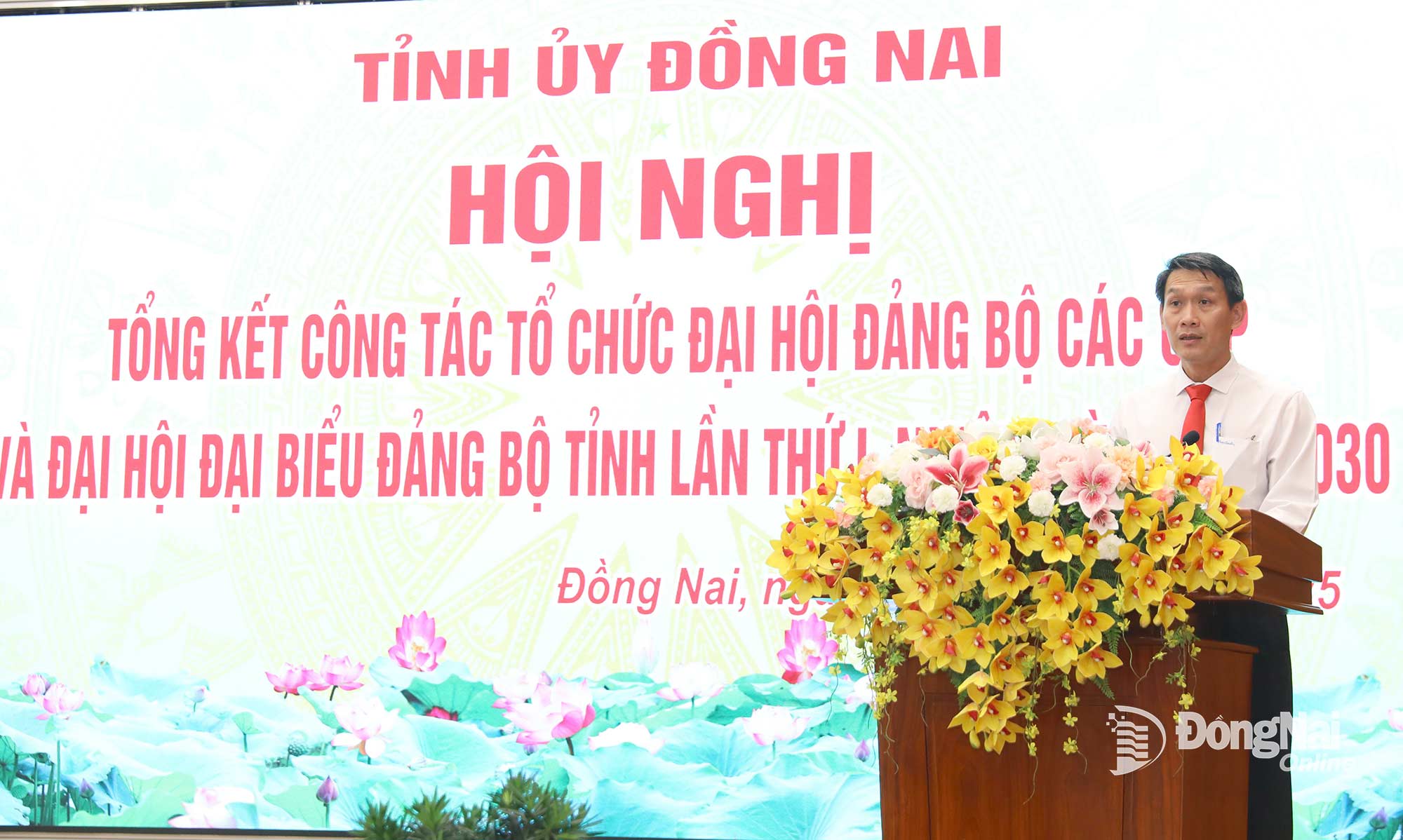 Tỉnh ủy viên, Phó Trưởng ban Tổ chức Tỉnh ủy Đồng Nai Đỗ Đức Hòa trình bày báo cáo tóm tắt công tác tổ chức Đại hội đại biểu Đảng bộ tỉnh lần I. Ảnh: Huy Anh