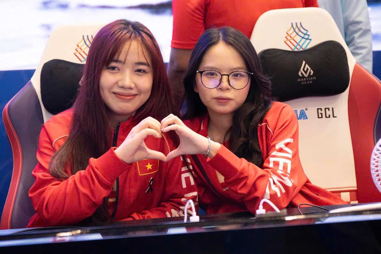 Huyền Trang v&agrave; Thanh Duy&ecirc;n thường ngồi cạnh nhau khi thi đấu. Ảnh: NVCC