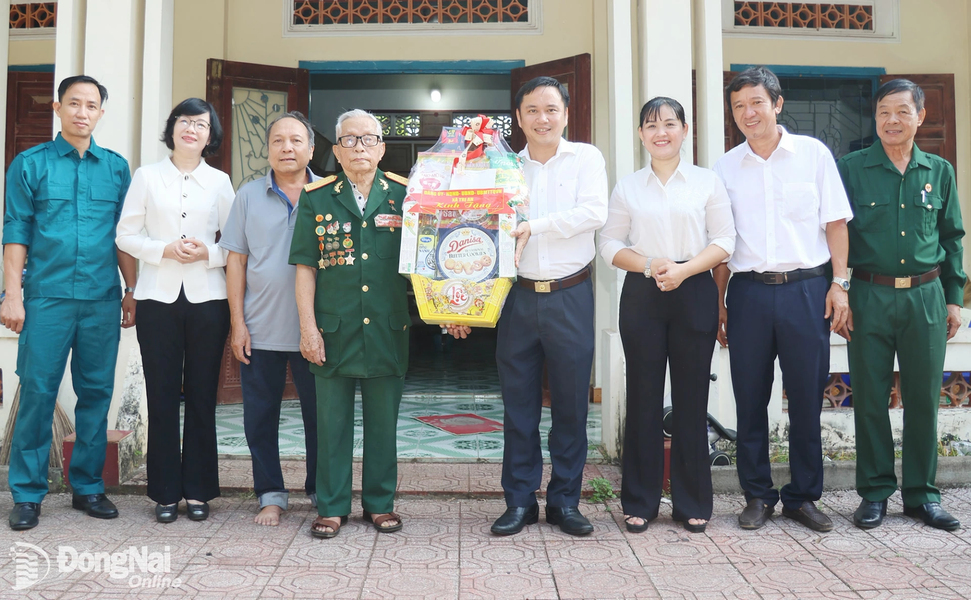 Tỉnh ủy vi&ecirc;n, B&iacute; thư Đảng ủy, Chủ tịch HĐND x&atilde; Trị An Nguyễn Thanh T&uacute; c&ugrave;ng đo&agrave;n thăm, tặng qu&agrave; Anh h&ugrave;ng Lực lượng vũ trang nh&acirc;n d&acirc;n L&ecirc; Duy Ch&iacute;n. Ảnh: Quang Huy  