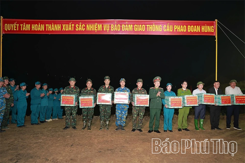 Phó Chủ nhiệm Tổng cục Chính trị Đỗ Xuân Tụng động viên lực lượng tham gia lắp đặt cầu phao qua sông Lô